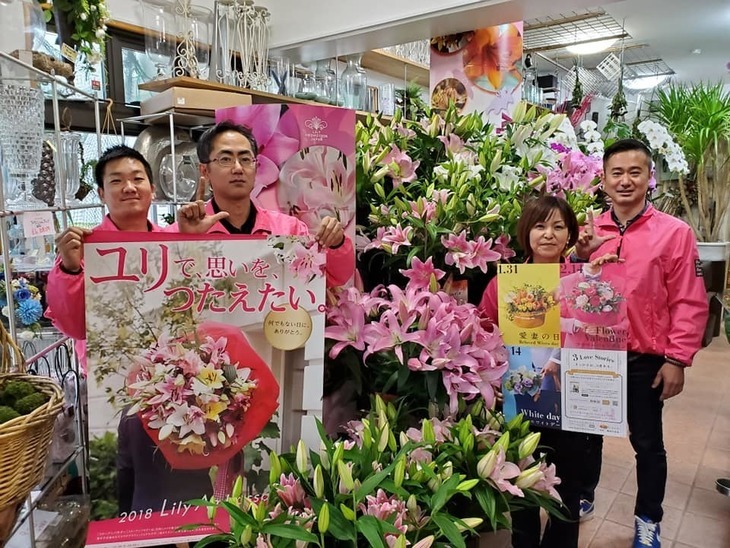 石垣島「16日祭り」に向けて、沖縄県産のユリが多数店頭に